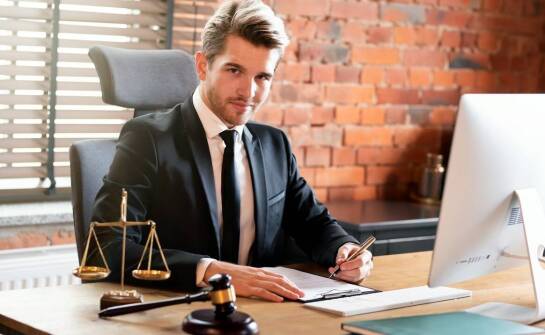 Jakie korzyści niesie współpraca z prawnikiem specjalizującym się w prawie nieruchomości?