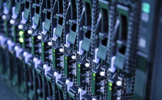 Optymalizacja szybkości strony: kluczowe czynniki związane z hostingiem