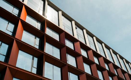 Wpływ pokryć talerzykowych na estetykę nowoczesnych budynków