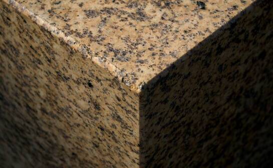 Właściwości techniczne schodów z granitu strzegom – co warto wiedzieć przed zakupem?