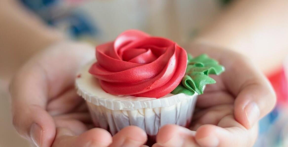 Sztuka tworzenia kwiatów z izomaltu – krok w stronę eleganckich dekoracji cukierniczych