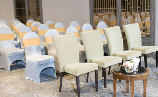 Jakie są opcje personalizacji wynajmowanych krzeseł?