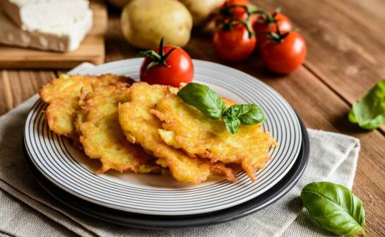 Jakie dodatki do placków ziemniaczanych proponuje Swojska Chata?