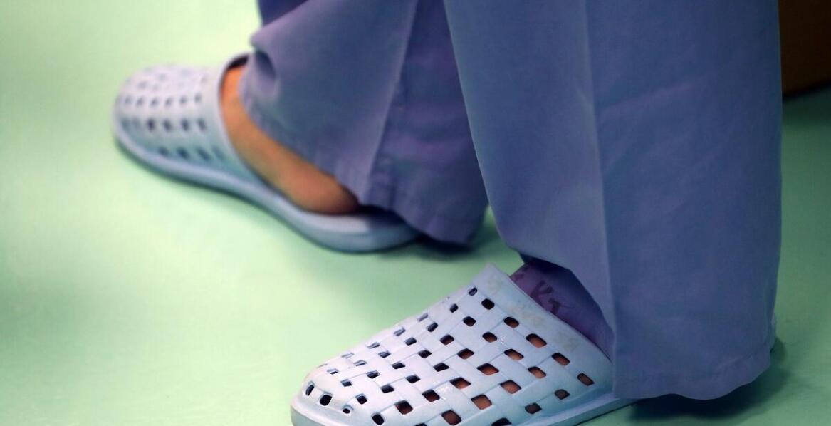 Komplety medyczne bawełniane – co decyduje o ich oddychalności?