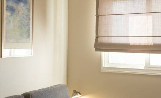 Zalety rolety 40x100 przy aranżacji przestrzeni małych mieszkań