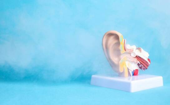 Jakie są różnice między chirurgiczną a niechirurgiczną korekcją uszu?