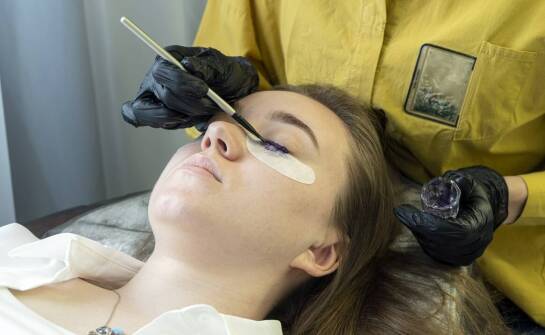 Jakie są różnice w trwałości efektów pomiędzy laminacją a innymi zabiegami na rzęsy?