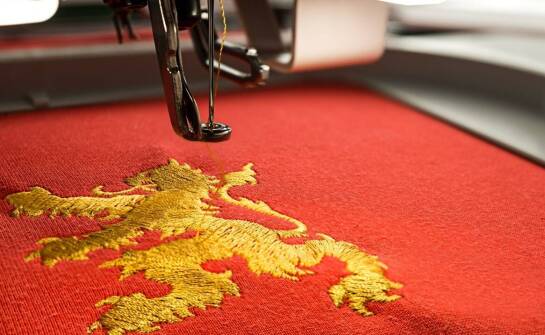 Proces zamawiania ręcznie haftowanego sztandaru: od wizji do realizacji