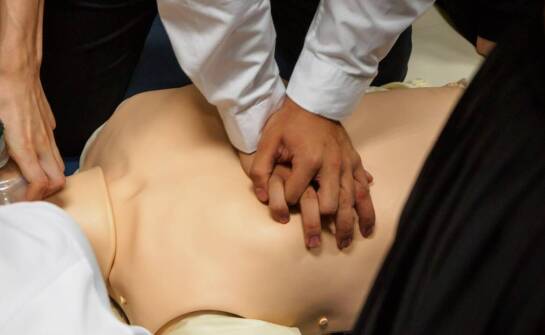 Pierwsza pomoc przy oparzeniach elektrycznych: jakie kroki podjąć?