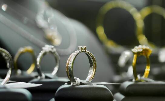 Jakie dodatki mogą podnieść cenę obrączek ślubnych?
