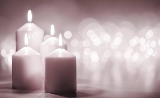 Porównanie różnych rodzajów świec adwentowych dostępnych na rynku