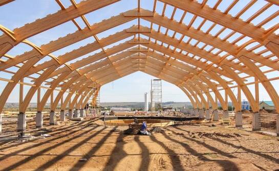 Jak drewno klejone wpływa na trwałość i estetykę hal drewnianych?