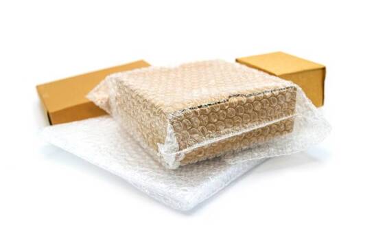 Rola folii do pakowania paczek w zabezpieczaniu towarów na paletach