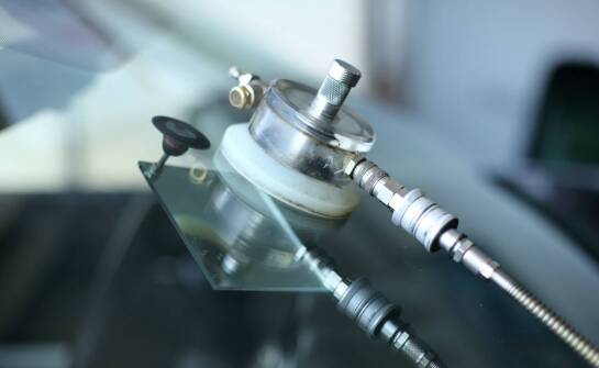 Jak innowacje w produkcji szyb Pilkington Automotive wpływają na ich przejrzystość?