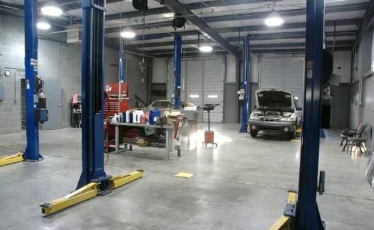 Jakie są zalety stosowania kabin spawalniczych w branży motoryzacyjnej?