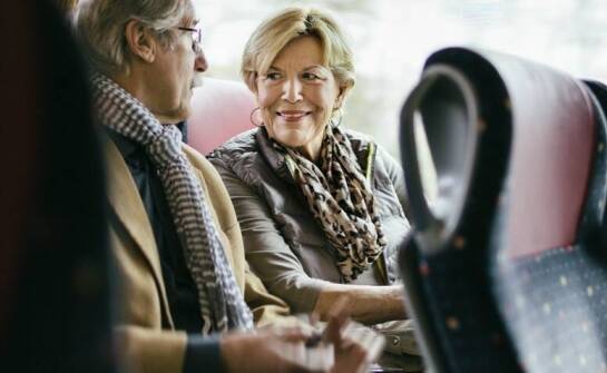 Jakie technologie wspomagające bezpieczeństwo oferują busy TScars?