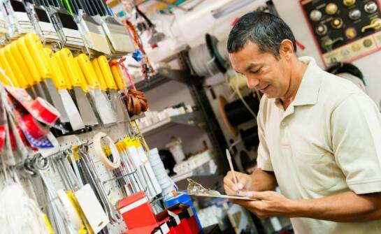 Jak hurtownia akcesoriów meblowych wpływa na rozwój lokalnych producentów?