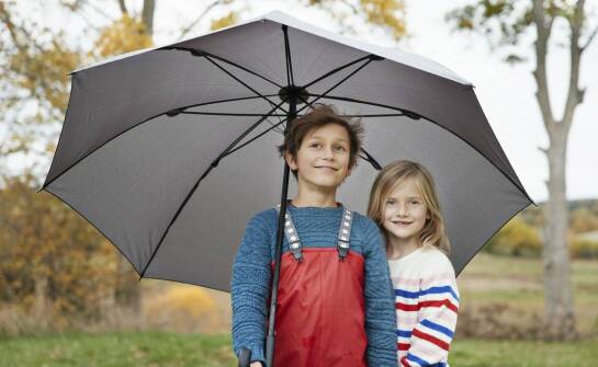 Parasol reklamowy z logo – jak dostosować go do specyfiki branży?