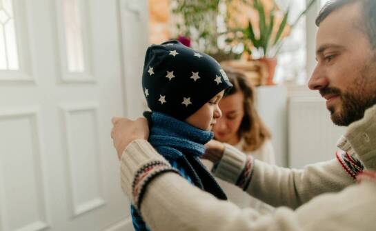 Jakie elementy wyróżniają najlepsze komplety zimowe czapka i szalik dla chłopca?