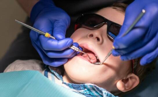 Jakie są najczęstsze problemy z zębami mlecznymi i jak je rozwiązywać?