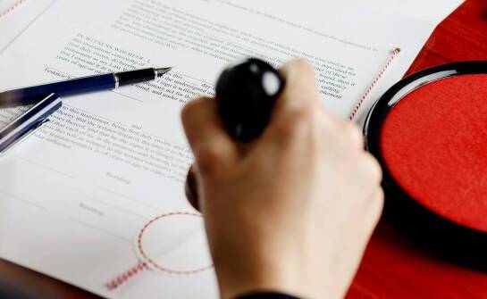 Jakie są różnice między poświadczeniem podpisu a innymi dokumentami urzędowymi?