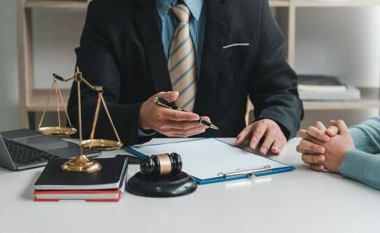 Obsługa prawna dla marynarzy - kluczowe aspekty prawa pracy na morzu