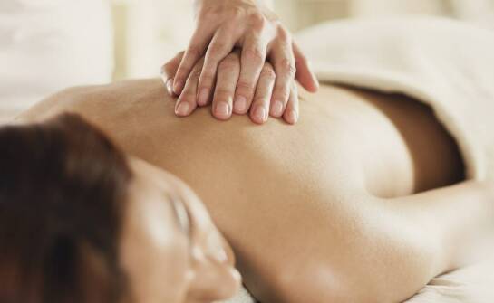 Jakie korzyści przynosi masaż w procesie rehabilitacji kręgosłupa?