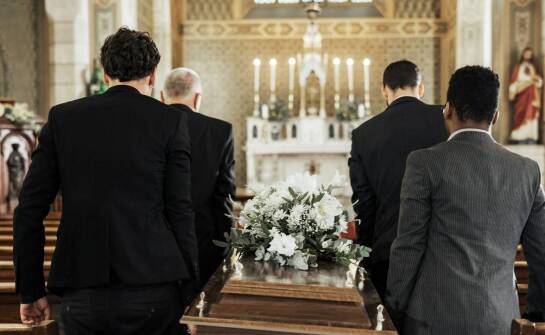 Jakie wyzwania wiążą się z organizacją pogrzebowej ceremonii świeckiej i wyznaniowej?