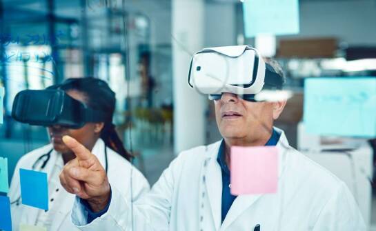 Jakie są korzyści z inwestycji w nowoczesne technologie podczas szkoleń wstępnych BHP?