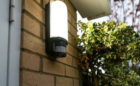 Jak dobrać oświetlenie zewnętrzne, aby zapewnić bezpieczeństwo posesji?