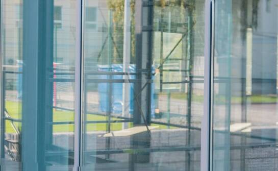 Jakie zalety mają drzwi przesuwne ze stali nierdzewnej w branży budowlanej?