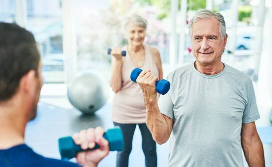 Rola kinezyterapii w poprawie sprawności fizycznej seniorów