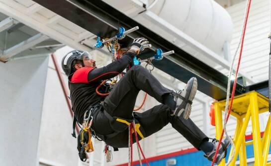 Przewodnik po montażu masztu 10m – na co zwrócić uwagę?