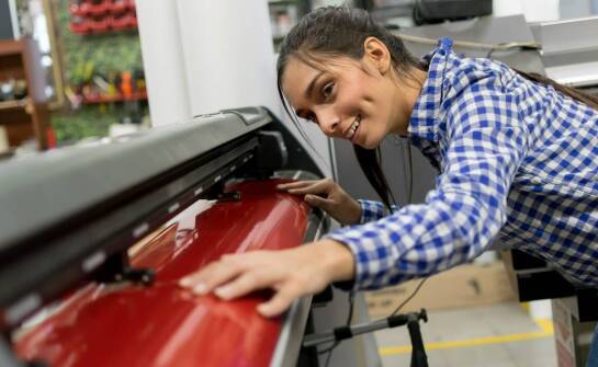 Ploter do cięcia folii a tworzenie unikalnych wzorów na tkaninach