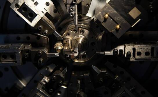 Jakie doświadczenia można przeprowadzić dzięki ławie optycznej?