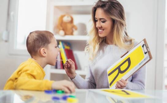 Terapia logopedyczna: kluczowe aspekty wspierania rozwoju mowy u dzieci