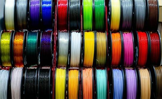 Jak taśma zaciskowa plastikowa może wpłynąć na estetykę przestrzeni roboczej?