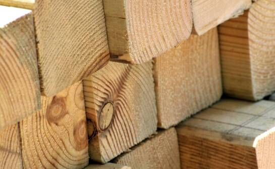 Jakie są korzyści z zakupu tarcicy budowlanej od tartaków racibórz?