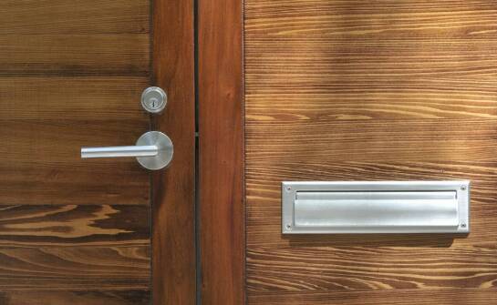 Wybór drzwi wejściowych – jakie materiały są najbardziej trwałe?