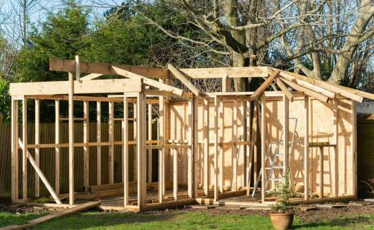 Jakie są główne zalety budowy domu drewnianego bez pozwolenia?