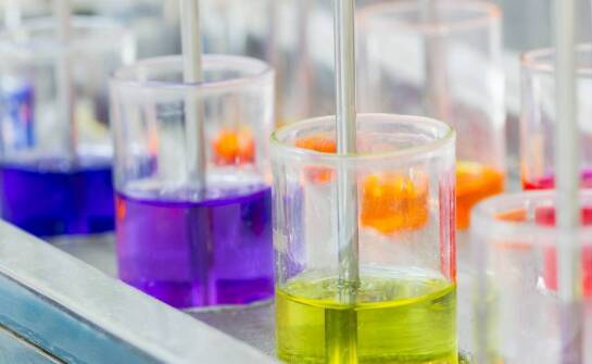 Jakie są wyzwania związane z produkcją aminokwasów heterocyklicznych?