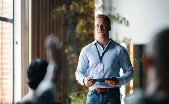 Jakie umiejętności rozwija tłumacz dzięki praktyce w tłumaczeniu konsekutywnym po angielsku?