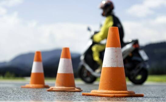 Różnice w wymaganiach wiekowych dla kursantów na prawo jazdy kat A