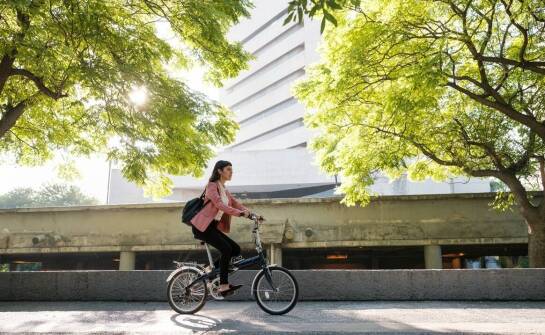 Jakie są największe atuty kuriera miejskiego w porównaniu z innymi formami dostawy?