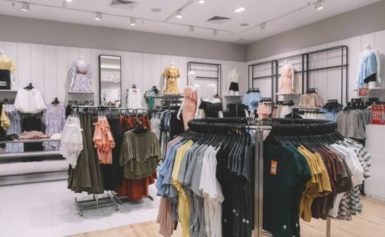 Zrównoważona moda w manhattan sklepie odzieżowym: co warto wiedzieć?