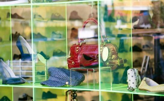 Lakierowanie UV a estetyka opakowań – jak przyciągnąć wzrok klienta?