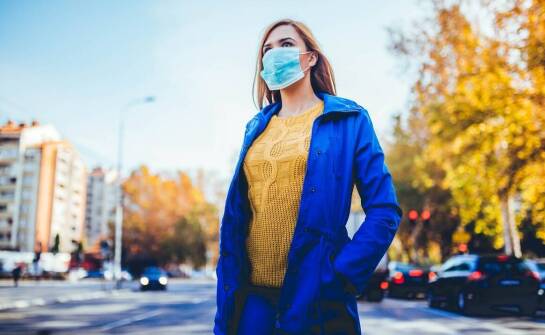 Maseczki damskie w połączeniu z modnymi akcesoriami jesieni