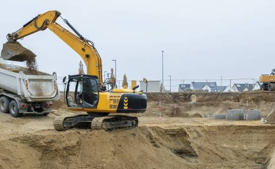 Innowacyjne technologie w koparkach tur – co nowego na rynku?