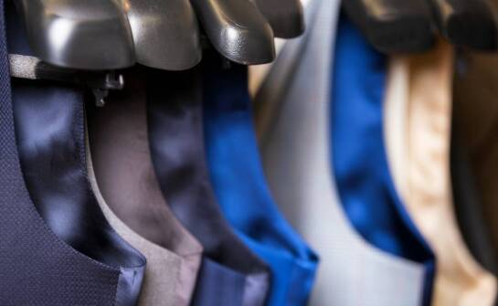 Jakie korzyści niesie wybór marynarek od producenta?