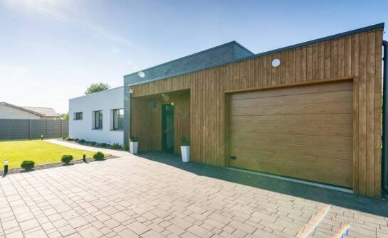 Jakie cechy wyróżniają bramy segmentowe w ofercie renomowanych producentów?